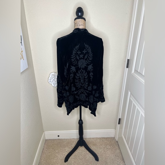 NTM: Johnny Was Black Velvet Embroidered Floral Open Front Cardigan Size M - Picture 10 of 15